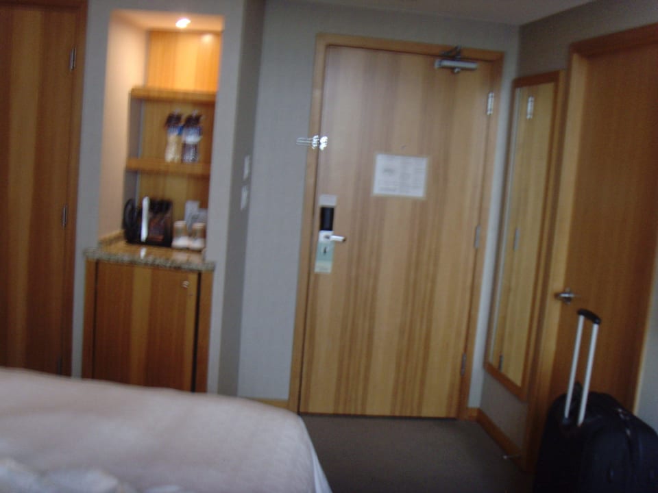 Richtung Tür mit Kaffeeecke Hotel Sheraton Vancouver Wall Center