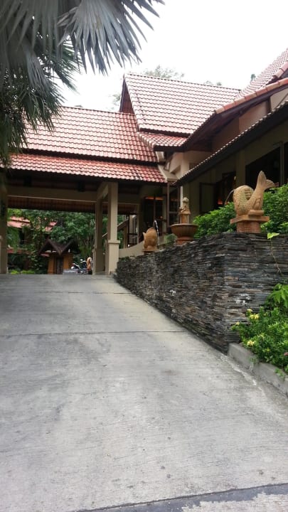 Zum Eingang des Hotels Holiday Inn Resort Krabi Ao Nang Beach by IHG