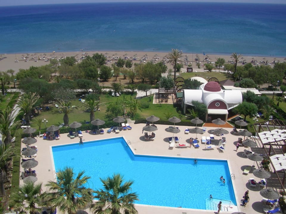 Blick vom Balkon auf den Pool und aufs Meer Pegasos Deluxe Beach Hotel