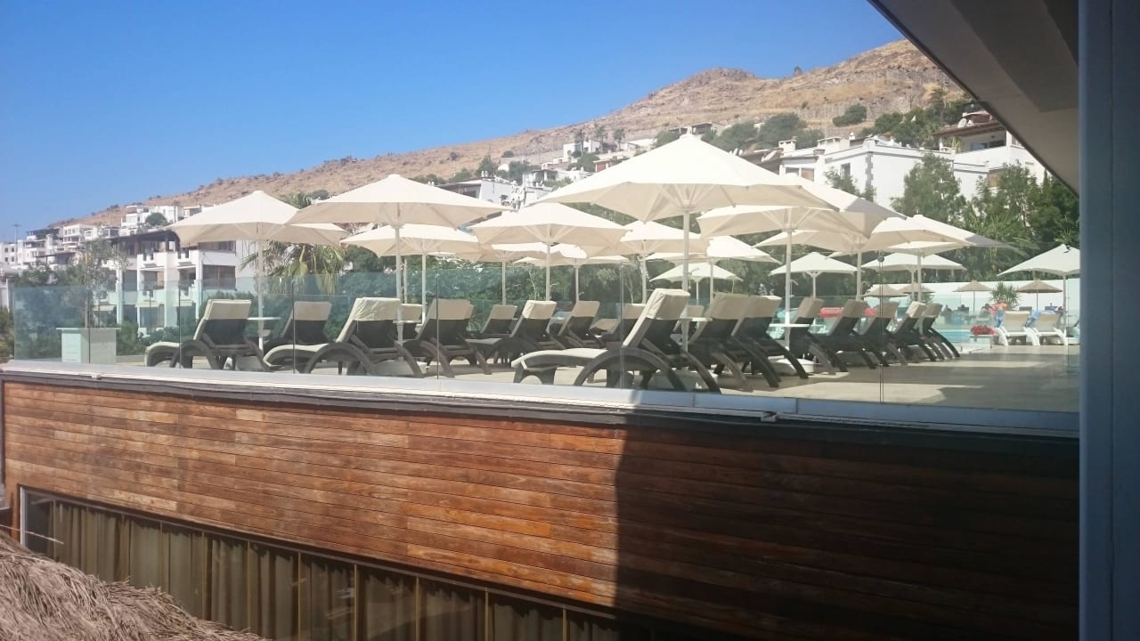 Widok na basen relaksacyjny Bellazure Hotel