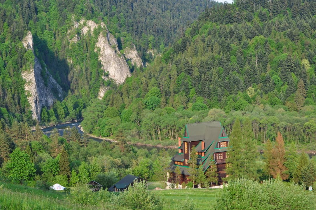 Schronisko półożone nad przełomem  Hotel Trzy Korony