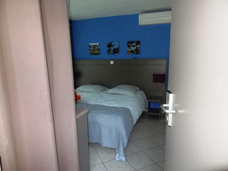 Vom Eingang direkt zum Bett. Belambra Riviera Beach Club