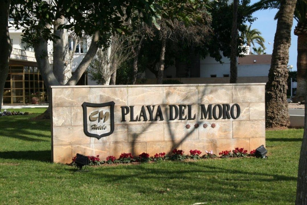 Vorm Eingang CM Playa del Moro