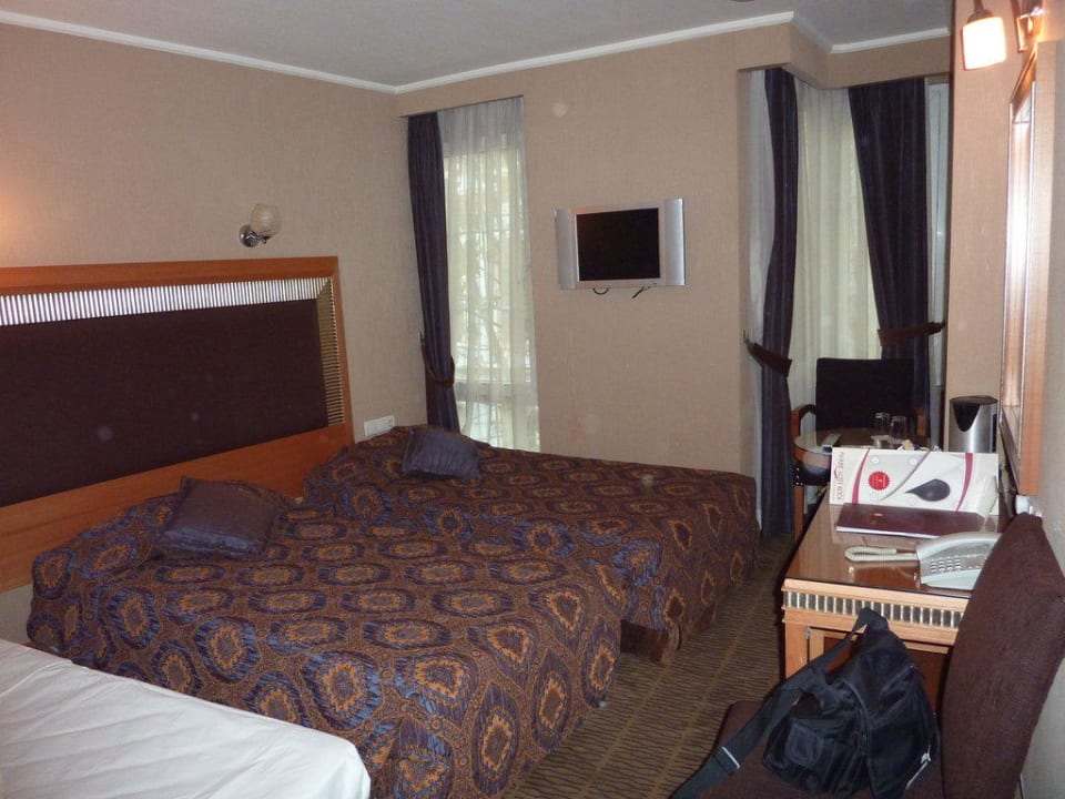 Zimmer mit Zustellbett Pierre Loti Hotel