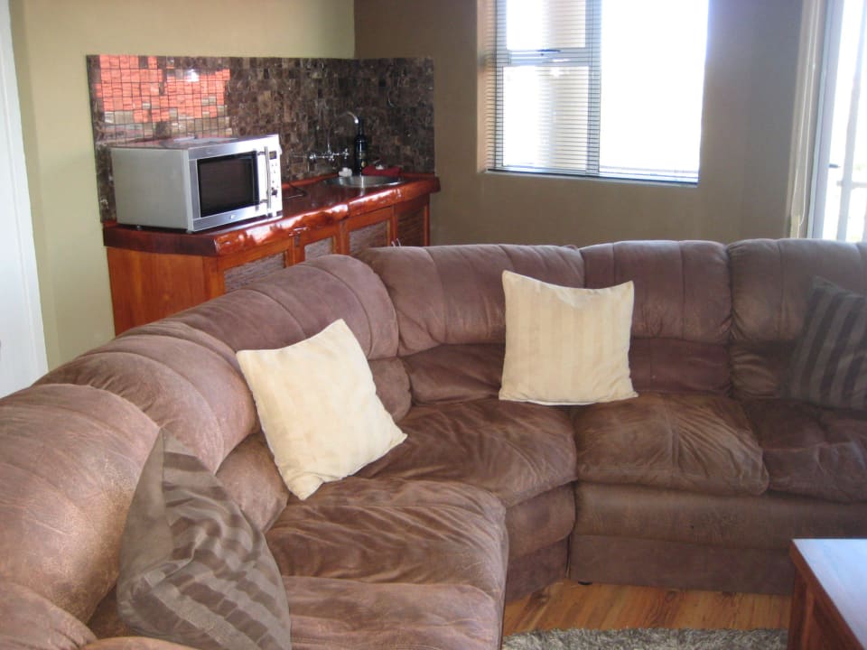 Wohnbereich mit großer Couch Guesthouse The Roundhouse