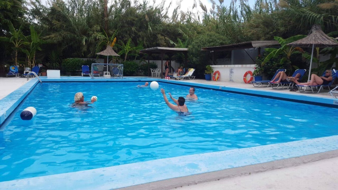 Wasserball im Pool Costa Angela Seaside Resort