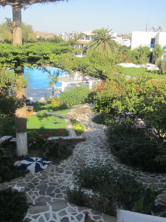 Ausblick vom Balkon auf Garten und Pool Hotel Birikos