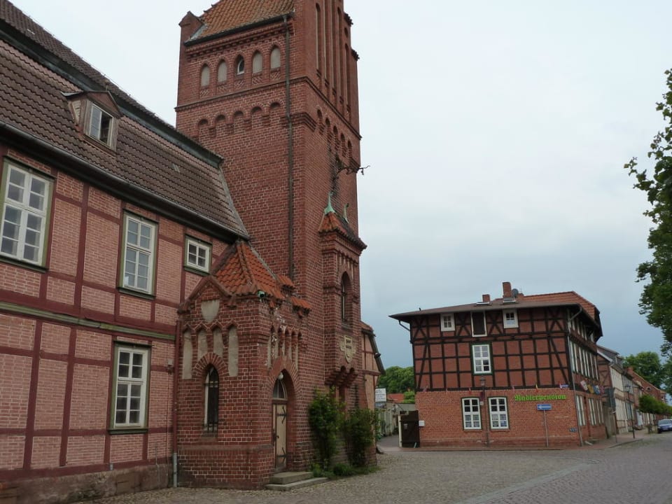 Im Hintergrund die Pension Radlerpension Dömitz