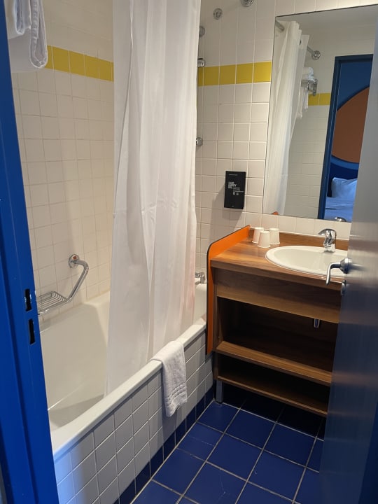 Zimmer Explorers Hotel