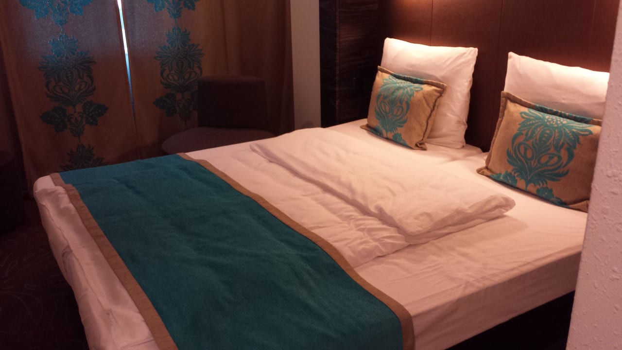 Blick zum Bett.  Motel One Hamburg Airport
