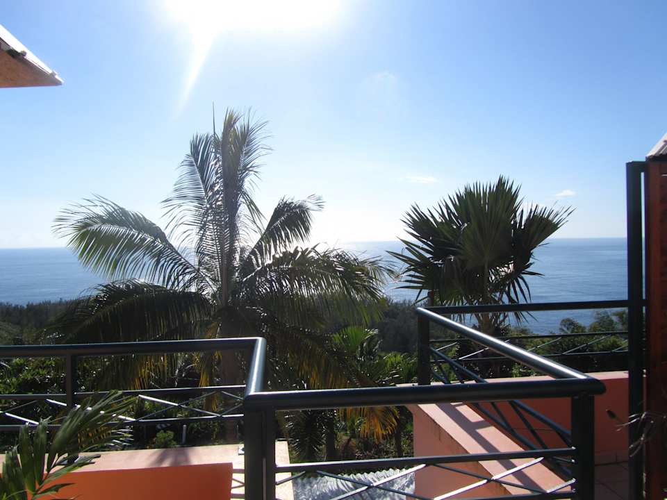 Blick von der Terrasse zum Meer Hotel Le Joyau Des Laves
