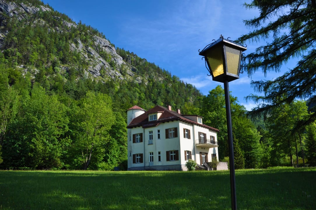 Villa in der großen Parkanlage Hotel Post