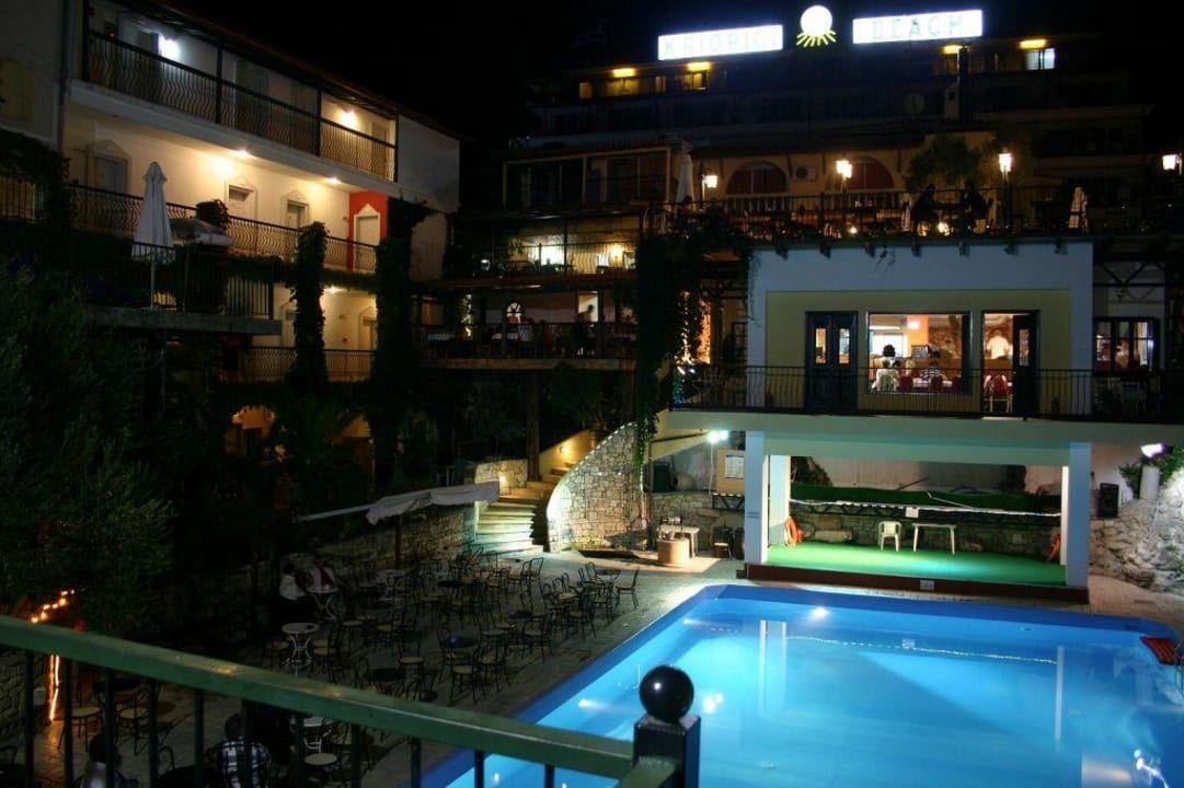 Hotelpool Nachtaufnahme Hotel Kriopigi