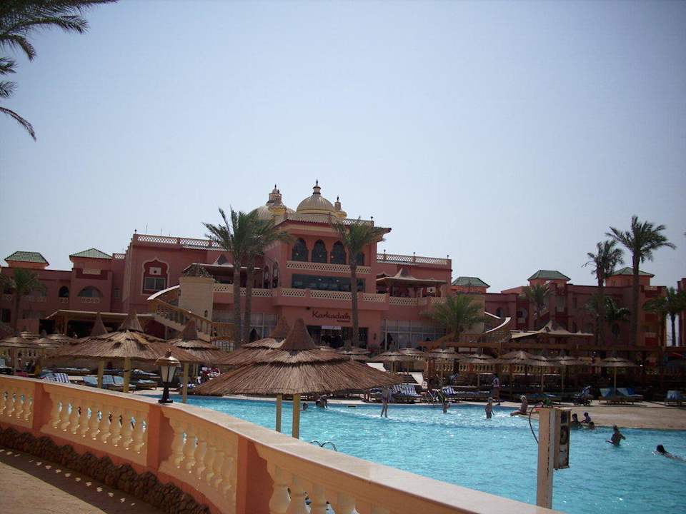 Pool und Restaurant beim Aqua Blue Pickalbatros Aqua Vista Resort - Hurghada