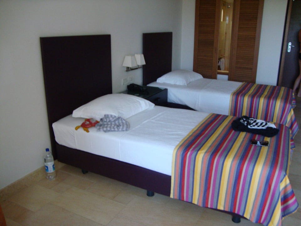 Blick ins Zimmer Kernos Beach Hotel & Bungalows