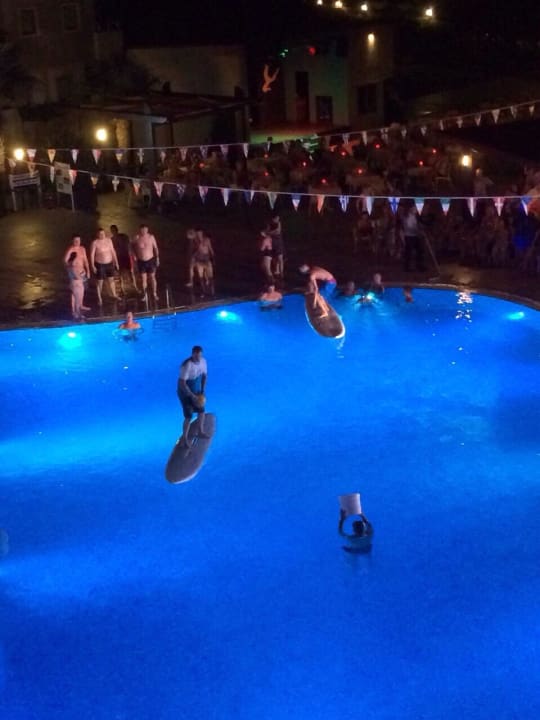 Wettkampf am Pool Monachus Hotel & Spa