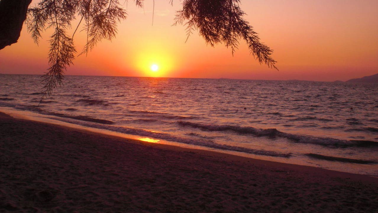 Sonnenuntergang am Hotelstrand TUI BLUE Palazzo del Mare