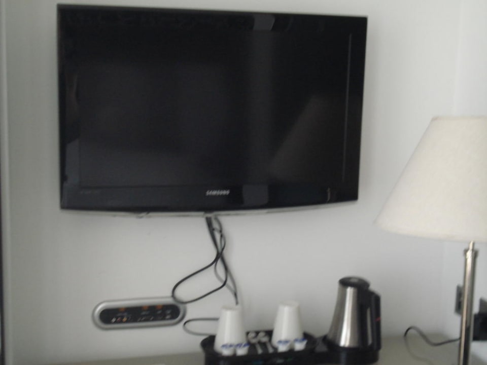 Fernseher und Wasserkocher Hotel H10 London Waterloo