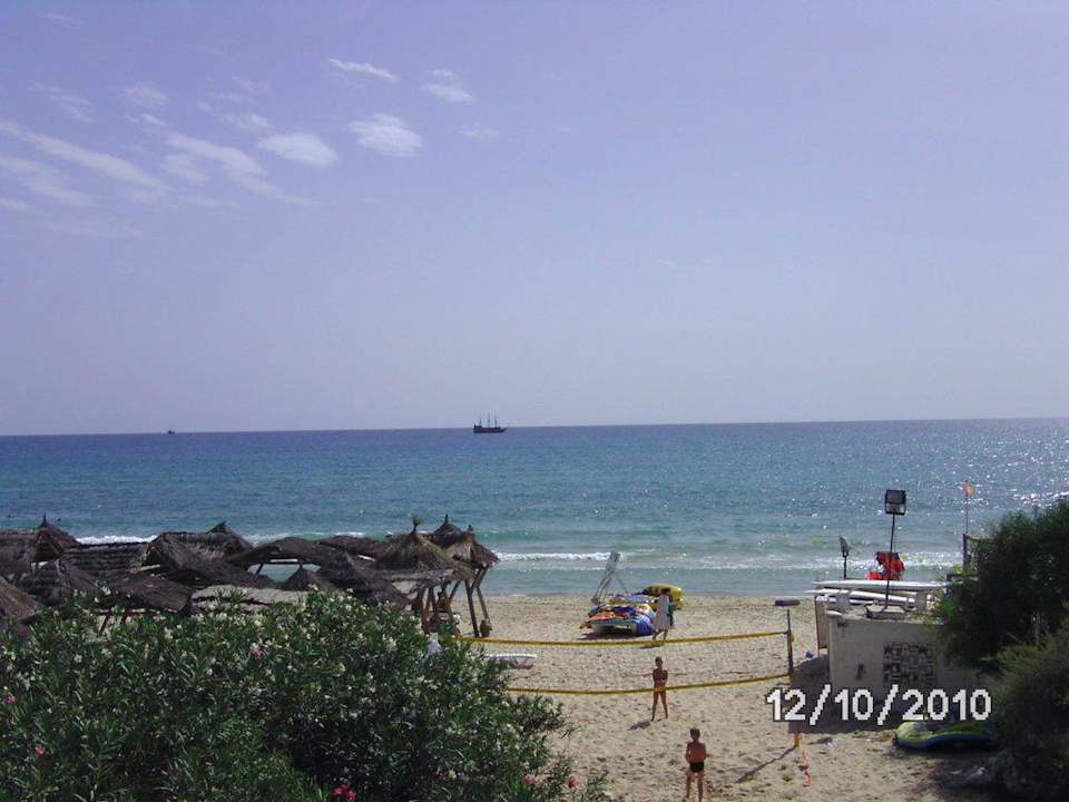 Blick auf den Strand vom Hallenbad aus. The Orangers Beach Resort and Bungalows