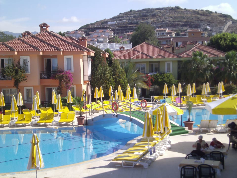 Pool mit Hinterland Club Dizalya