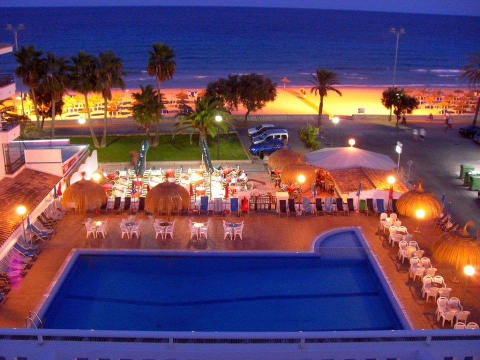 Blick auf dem Pool vom Balkon. R2 Veronica Beach Hotel