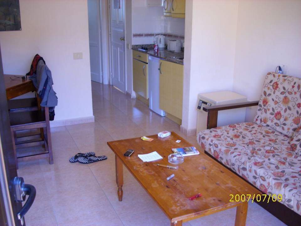 Wohnraum (Blick zur Küche) Hotel Oasis Dunas