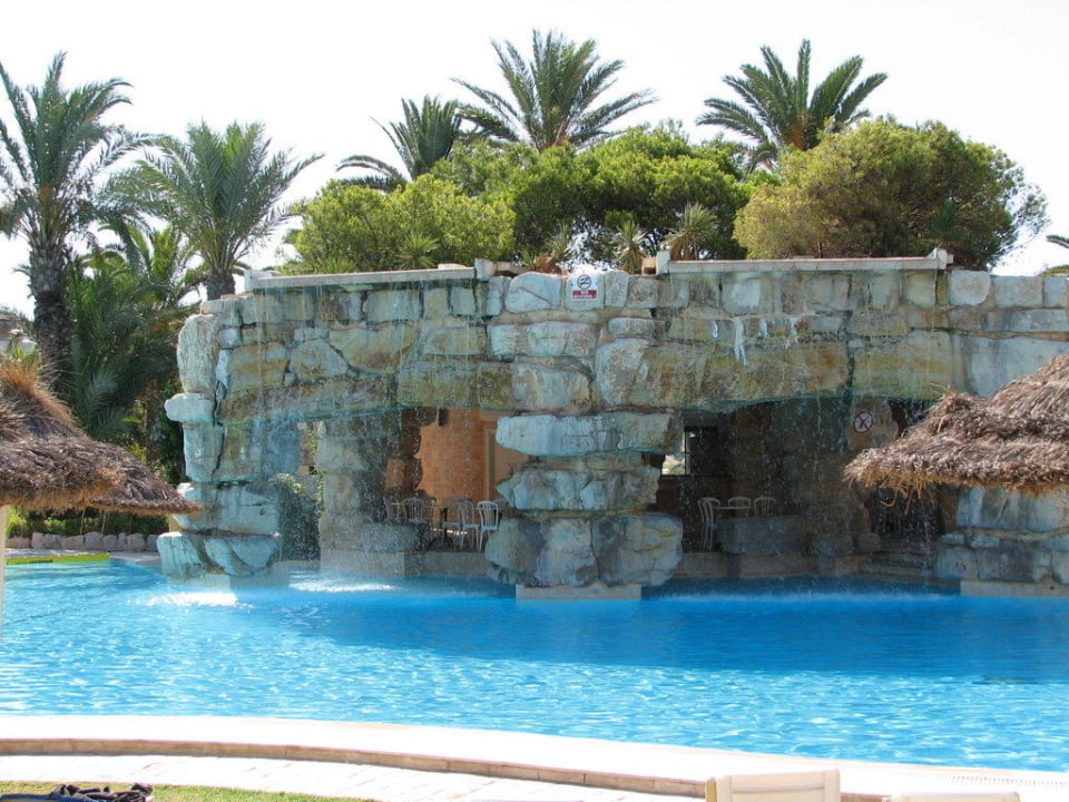 Activity Pool mit Blick auf Poolbar TUI MAGIC LIFE Africana
