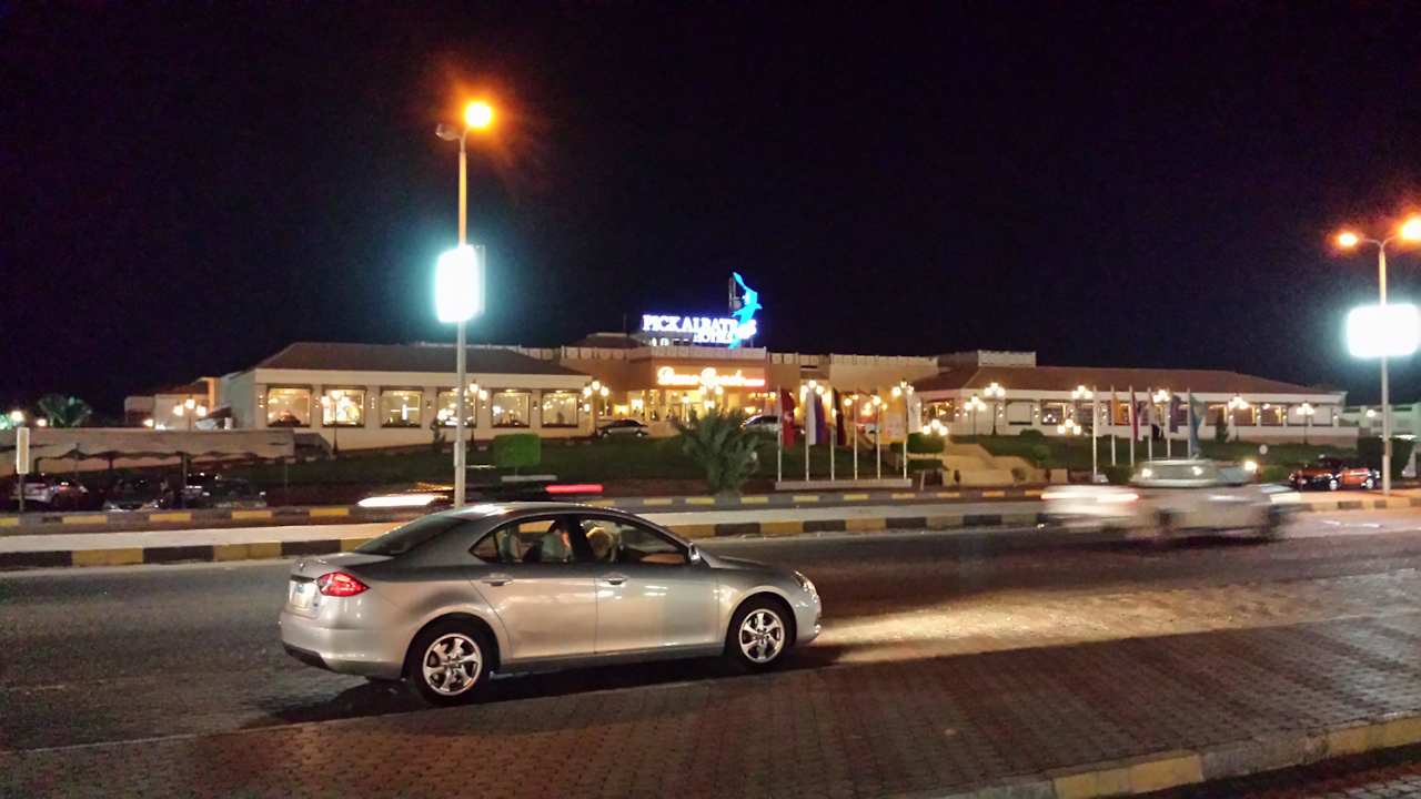 Von gegenüber liegenden Straßenseite Pickalbatros Dana Beach Resort - Hurghada