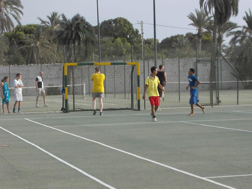Fußball auf Hartplatz Zita Beach Resort