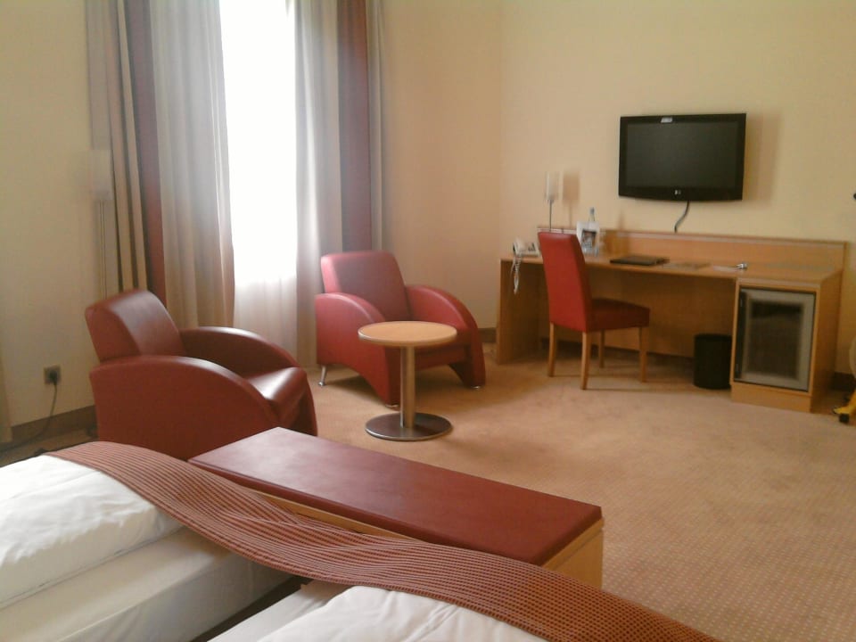 Sitzecke und Schreibtisch Hotel Offenbacher Hof