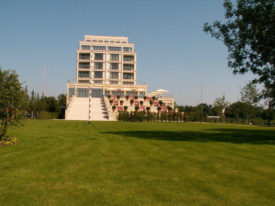 Hotel vom Park aus gesehen ATLANTIC Hotel Wilhelmshaven