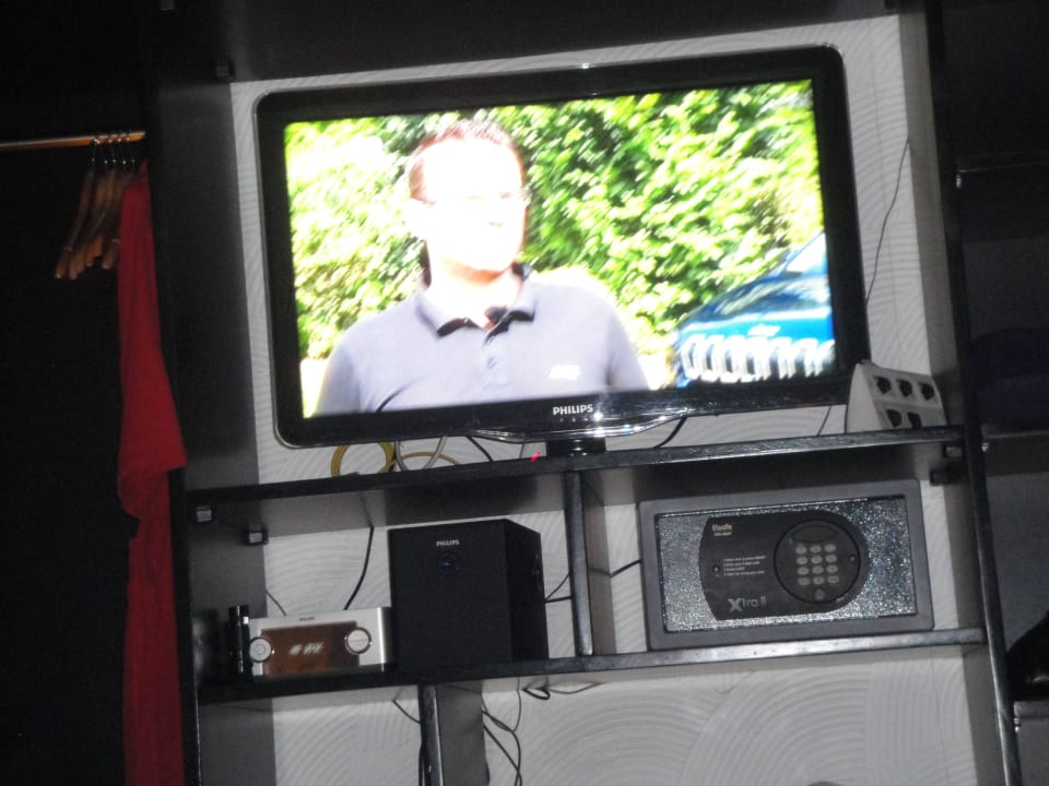 TV und Safe Bungi 630 Meeru Maldives Resort Island