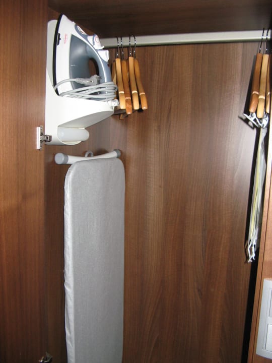 Bügeleisen und -brett im Schrank Hilton Garden Inn Frankfurt Airport