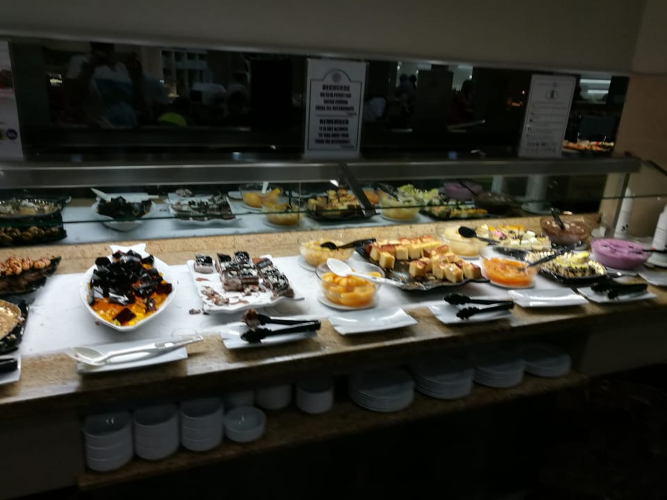 Ein kleiner teil des Abendessen Playa Olid Suites & Apartments