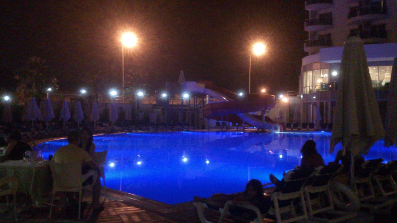 Hauptpool bei Nacht Narcia Resort Side