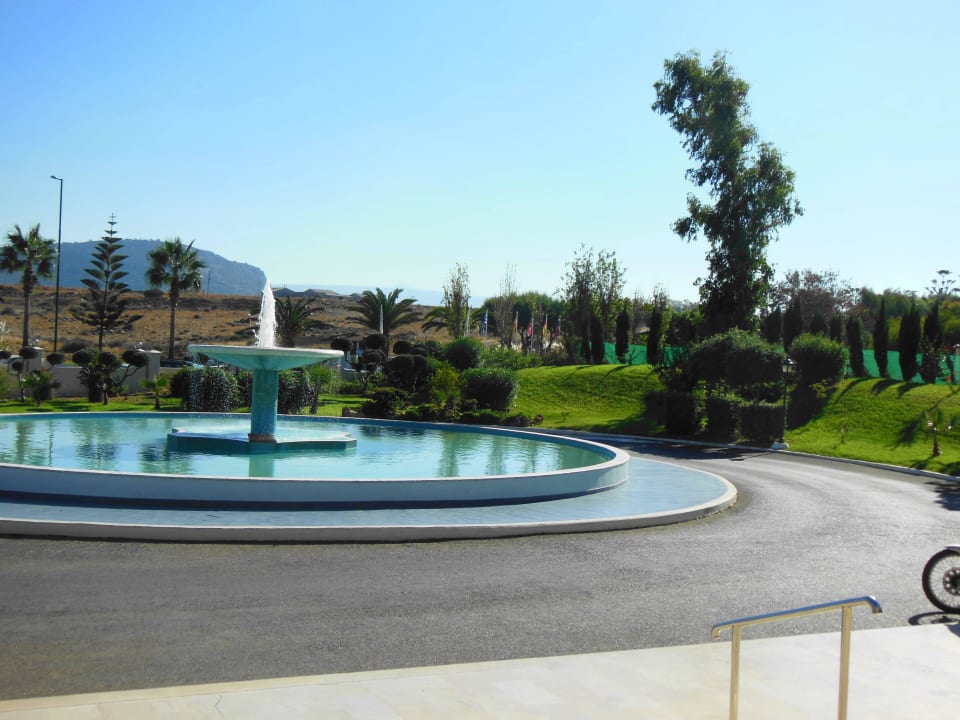 Springbrunnen vor dem Eingang Iberostar Selection Creta Marine