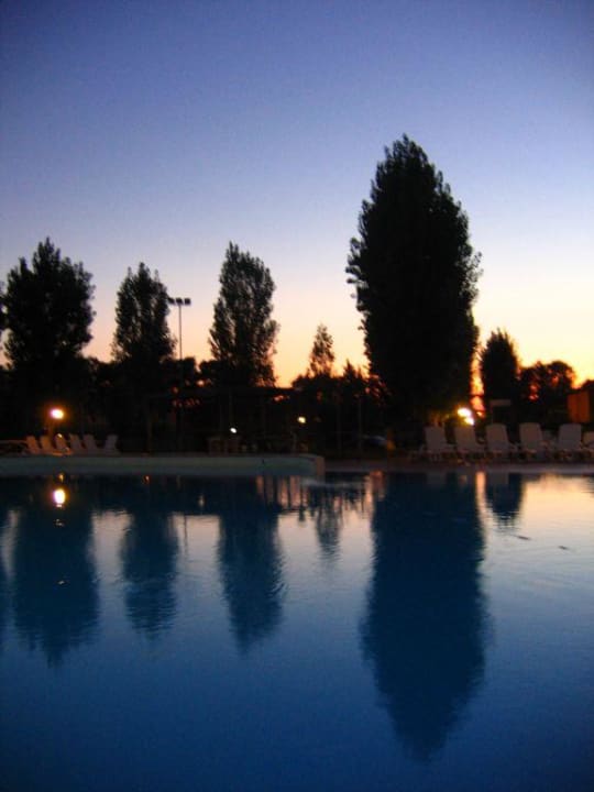 Abendstimmung am Pool Villaggio Turistico Mare Si