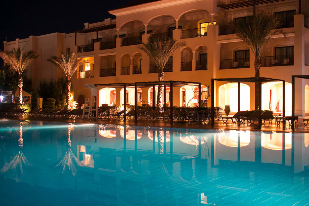 Вид из зa столика бара у воды JAZ Aquamarine Resort