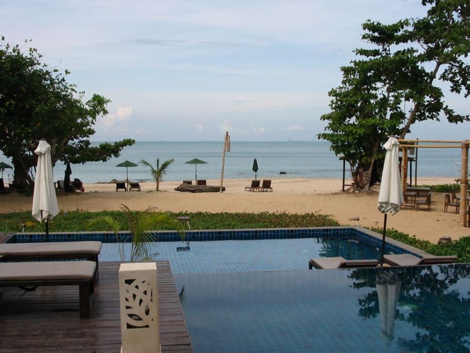 Pool mit Blick zum Strand La Laanta Hideaway Resort