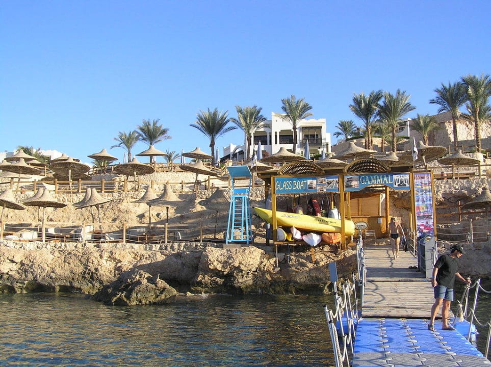 Blick vom Schwimmsteg zur Hotelanlage Sharm Plaza