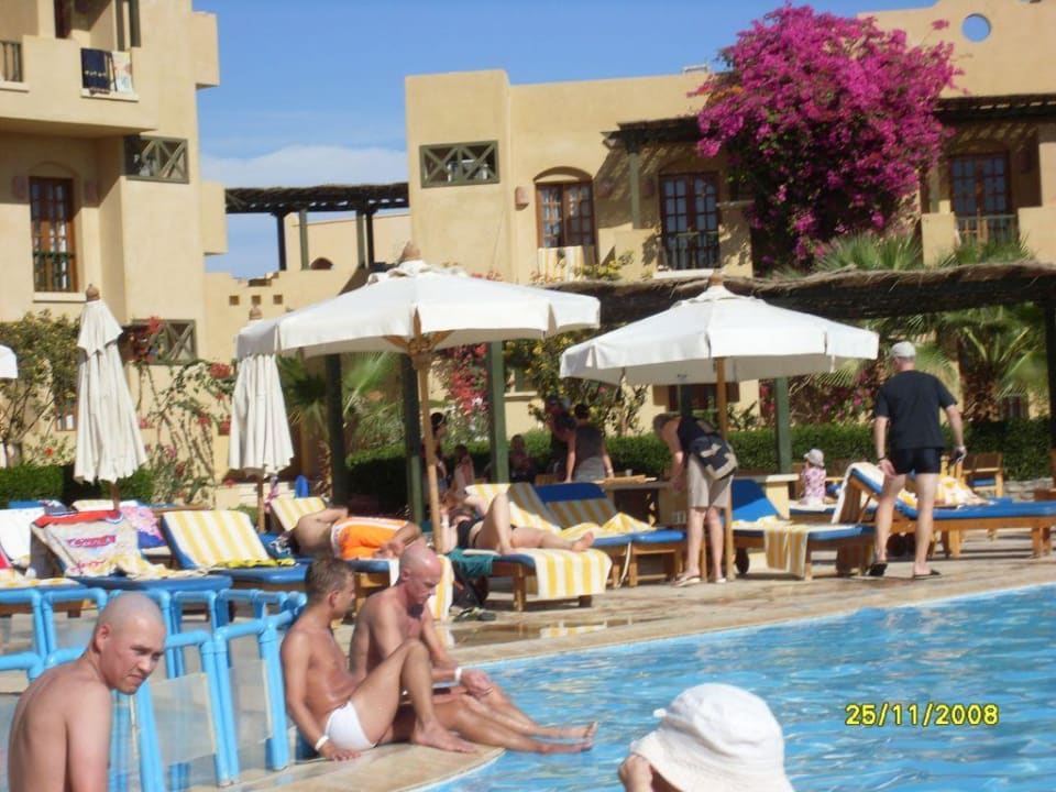 Eine der drei Poolanlagen Three Corners Rihana Resort Deluxe