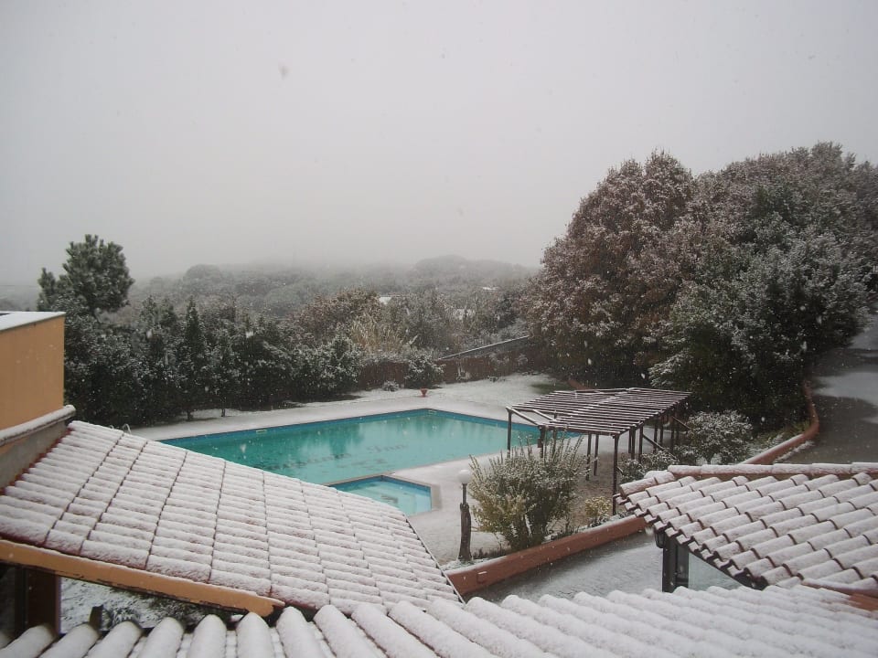 Nevica sulla piscina Hotel Pausania Inn