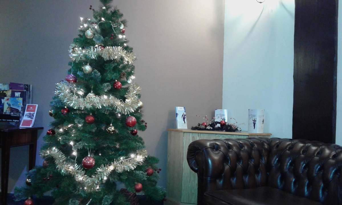 Christbaum in der Lobby-Lounge Hotel Ramada Crawley Gatwick
