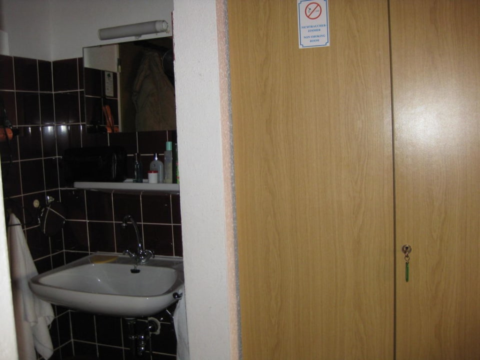 Waschbecken hinter der Türe Hotel Bergland-Hof