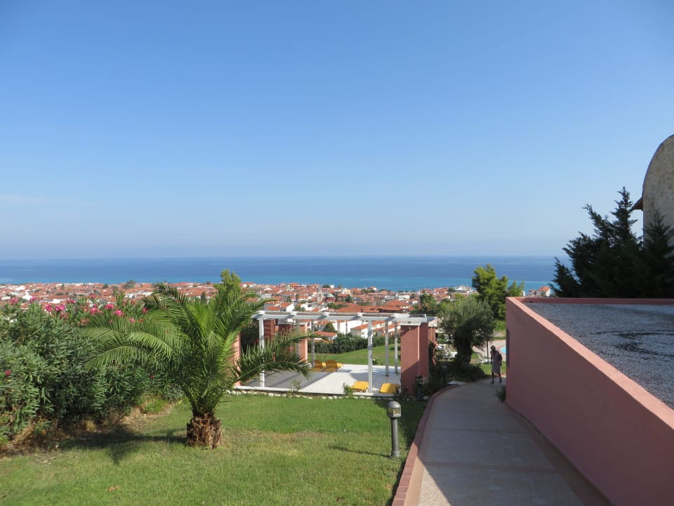 Der Weg zum Pool und Restaurant Alia Palace