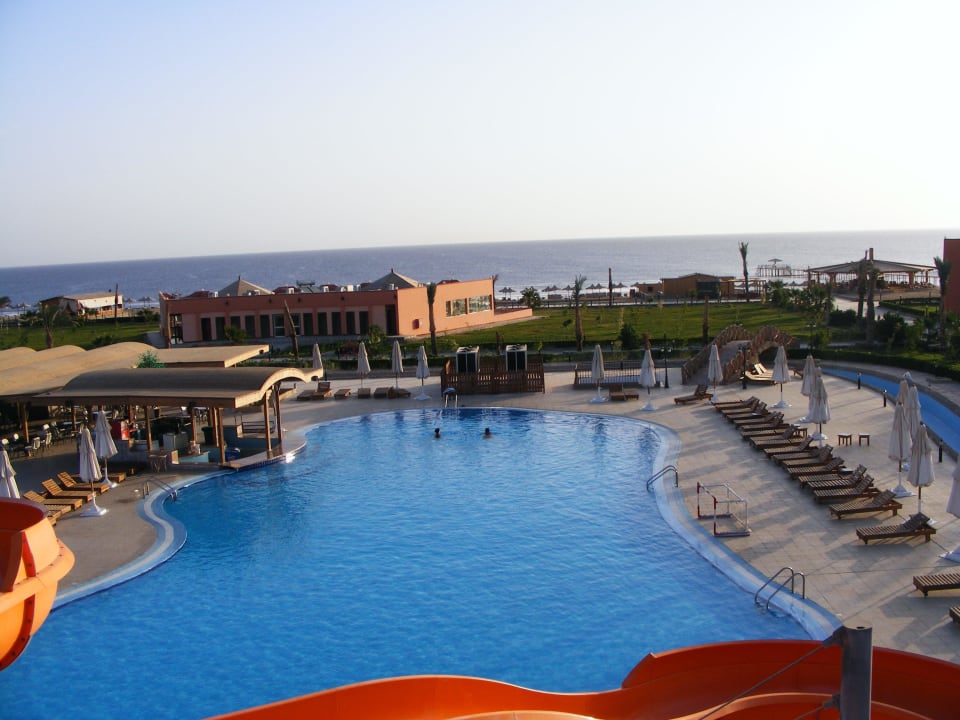Blick auf Pool und Meer Three Corners Happy Life Beach Resort