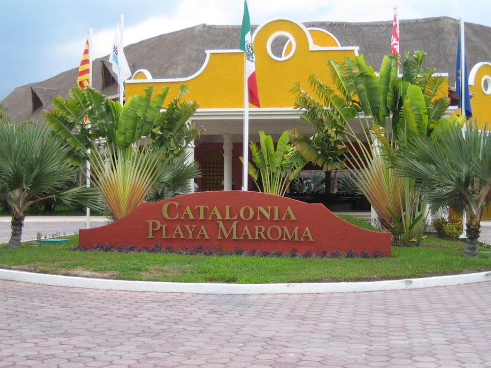 Vor dem Hotel Catalonia Playa Maroma