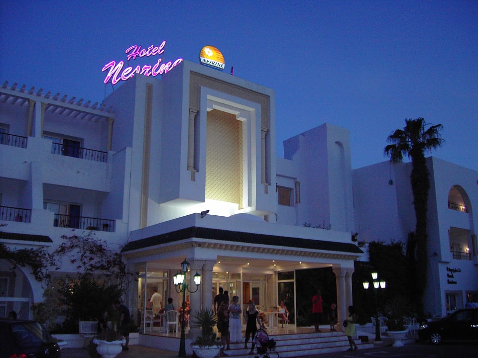 Eingang Hotel am Abend Hotel Nesrine