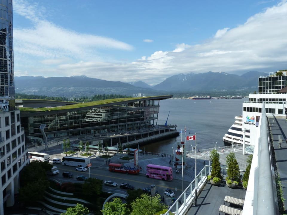Ausblick von der Lounge auf das Cruise Terminal Hotel The Fairmont Waterfront
