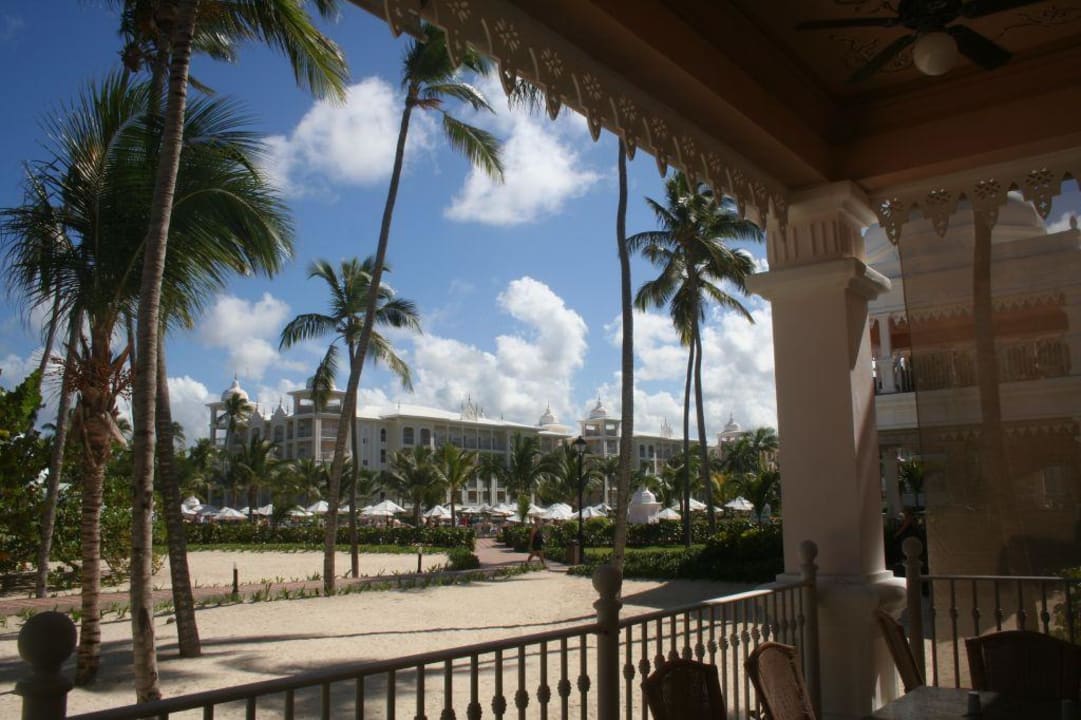 Blick aus dem Strandrestaurant zum Hotel Hotel Riu Palace Punta Cana